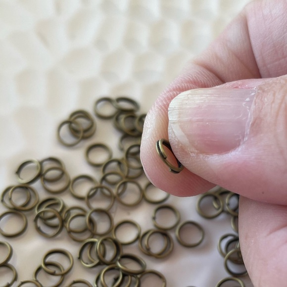 85 Split Rings, 6mm Findings, in Antique Brass Tone for Jewelry Craft Making - Picture 2 of 5